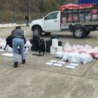 Los agentes incautaron cartuchos de dinamita de diferentes marcas, rollos de mecha lenta, cajas de fulminantes y otros objetos.