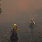 Bomberos tratan de apagar las llamas en zona rural de Quito