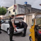 Personal de Policía revisó vehículos durante el operativo.