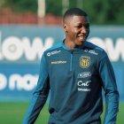 Moisés Caicedo (i) será titular en el duelo que la selección ecuatoriana tendrá ante Argentina.