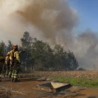Bomberos de Quito trabajan en los incendios forestales.