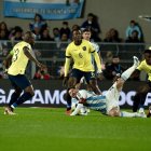 La marca de los defensores ecuatorianos anuló a Lionel Messi.