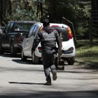 Los agentes de Policía salieron del parque con palas en mano, luego de hacer las labores de búsqueda en la zona.