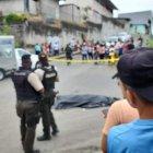 Sobre la calzada quedó tendido el cuerpo de José Geovanny Mendieta.