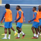 El volante Moisés Caicedo (c), con un vendaje en su pierna derecha, entrenó a la par de sus compañeros de la Tricolor.