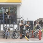 A las 13:00 de este lunes, un grupo de agentes policiales permanecía fuera de la entidad financiera.