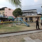 El ataque ocurrió afuera de una vivienda que está ubicada junto a un parque. El sitio fue acordonado para ejecutar el trabajo policial.