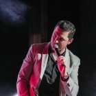 Jorge Lozano es conocido por su estilo único y su capacidad para conectar con el público a través del humor inteligente y perspicaz.