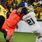 En la última jugada del encuentro entre Ecuador y Uruguay, el arquero Hernán Galíndez impactó al charrúa Facundo Torres.