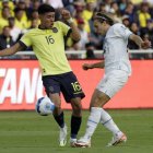 Kendry Páez (i) fue titular con Ecuador, en el duelo de la segunda fecha de las eliminatorias al Mundial del 2026, que se dio ante Uruguay.