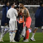 Hernán Galíndez (d) pudo intercambiar la camiseta con Lionel Messi (i), al término del encuentro entre Argentina y Ecuador, que se dio el 7 de septiembre en Buenos Aires.