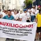 Decenas de pescadores llegaron desde Posorja para prostestar fuera de la Gobernación del Guayas, en Guayaquil.
