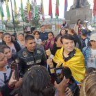 Juan Gabriel fue recibido por sus fans de Ambato.