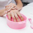 Siempre es mejor comprar productos de marcas reconocidas porque son de calidad. Si vas a adquirir acetona o diluyente afectarás a la uña y la piel.