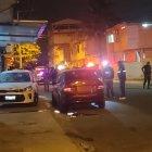 Los balazos de un arma de fuego calibre 9 milímetros pasaron el parabrisas del automotor que conducía la víctima.