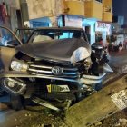 Tras el impacto del automotor contra un poste de alumbrado hubo un corte de energía eléctrica en el sector.