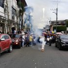 Una caravana motorizada acompañó el cortejo fúnebre, cantaron mariachis y encendieron pirotecnia.