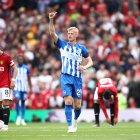 Jan Paul van Hecke fue parte del triunfo que el Brighton logró ante el Manchester United, en Old Trafford.
