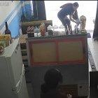 Un video en el que se ve a un indigente acercarse a una menor de edad se hizo viral en redes sociales.