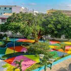 Dentro de plaza hay una escultura de un libro y arrimados a la obra de arte, la pareja se 'pegó un palito'.