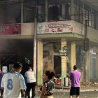 La explosión dejó varios locales destruidos.