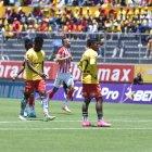 Los jugadores de Aucas y su decepción al sumar una nueva  derrota en casa.