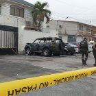 Dos carros se incendiaron producto del atentado.