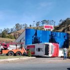 El bus perdió pista, se estrelló contra una pared de un motel en el sector Cuatro Esquinas de Guaranda.