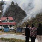 Vecinos de Guápulo  estuvieron atentos a que las llamas no lleguen a sus casas. Tuvieron picazón en nariz, ojos y garganta.