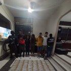 Los detenidos junto a los 80 ladrillos de droga incautada.