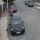 En un video quedó registrado el momento en el que la mujer evade al motorizado.