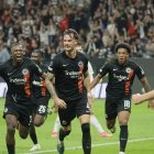 William Pacho (i) fue el defensa más destacado de Eintracht de Fráncfort.