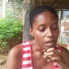 Diana Becerra dice que no cuenta con el apoyo de los padres de sus hijas. Por ellas quiere recuperar la visión para buscarles el sustento.