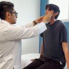 Hamilton Abad, médico endocrinólogo de Solca, en la revisión de un paciente con un posible nódulo. Él aconseja hacerse chequear ante cualquier inquietud.