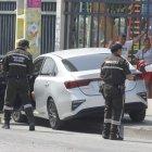 Sobre la vereda quedó el auto atacado.