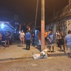 Los menores de edad estaban en el portal de su casa cuando fueron alcanzados por los tiros.