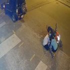 Captura de pantalla del escudo humano que hicieron dos personas a un niño.