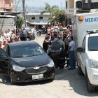 La víctima se encontraba en un auto negro, dentro del cual recibió varios tiros.