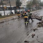 Los bomberos apoyaron en las emergencias a retirar las piedras que impedían la circulación vehicular.