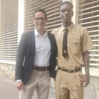 Allen Obando (d), delantero de Barcelona, acudió al juramento de la Bandera de Ecuador.