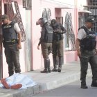 El cadáver de la víctima quedó tendido sobre la vereda.