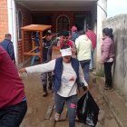 Familias ponen sus cosas a buen recaudo en Rayoloma.