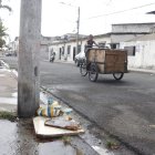 Esta mañana estaban limpiando la acera sobre la que cayó el cadáver.