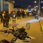 Agentes de la Policía Nacional procedieron con el levantamiento de evidencia en la escena del crimen