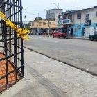 Este domingo, en una vivienda de la zona, aún quedaba un pedazo de la cinta policial utilizada para cercar el lugar.