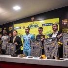 La gente de Barcelona con la camiseta que jugará el ídolo en octubre del 2023.