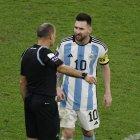 Lionel Mesis y Mateu Lahoz durante los cuartos de final del Mundial de Catar 2022.