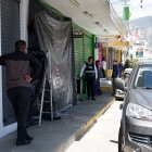 Trabajadores de la farmacia realizaban reparaciones en el interior del local.