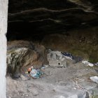 Debajo de las bases de un puente hay una guarida de delincuentes y consumidores de droga.