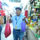 El comentarista deportivo salió contento con sus compras.